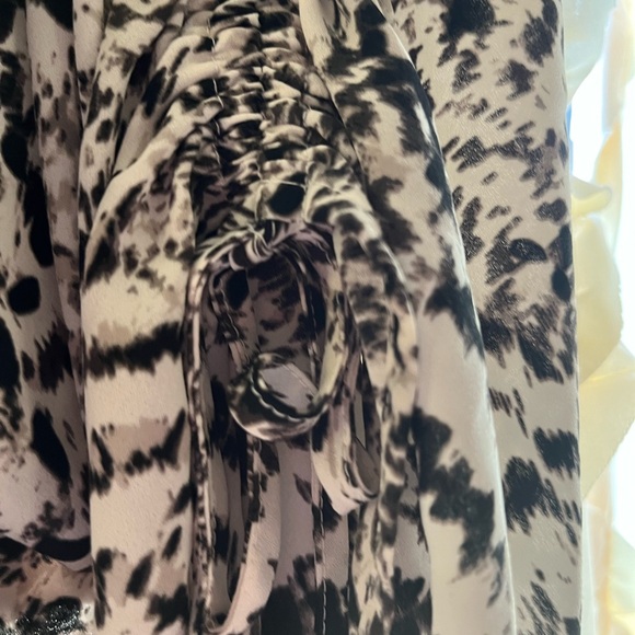 Beautiful plus size black and white blouse. - Picture 3 of 3